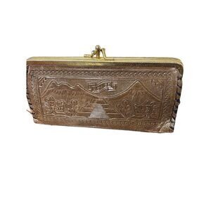 Vintage leather Mexican snap close coin purse clutch in brown tooled leather 195